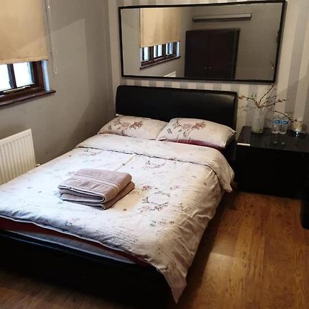 Master Room Near Heathrow London Bagian luar foto