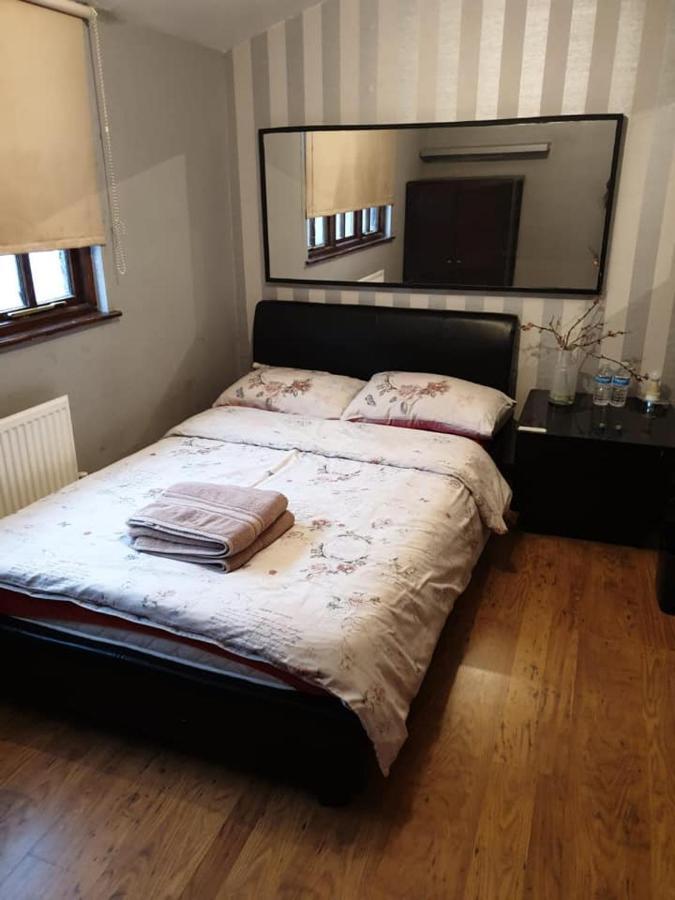 Master Room Near Heathrow London Bagian luar foto
